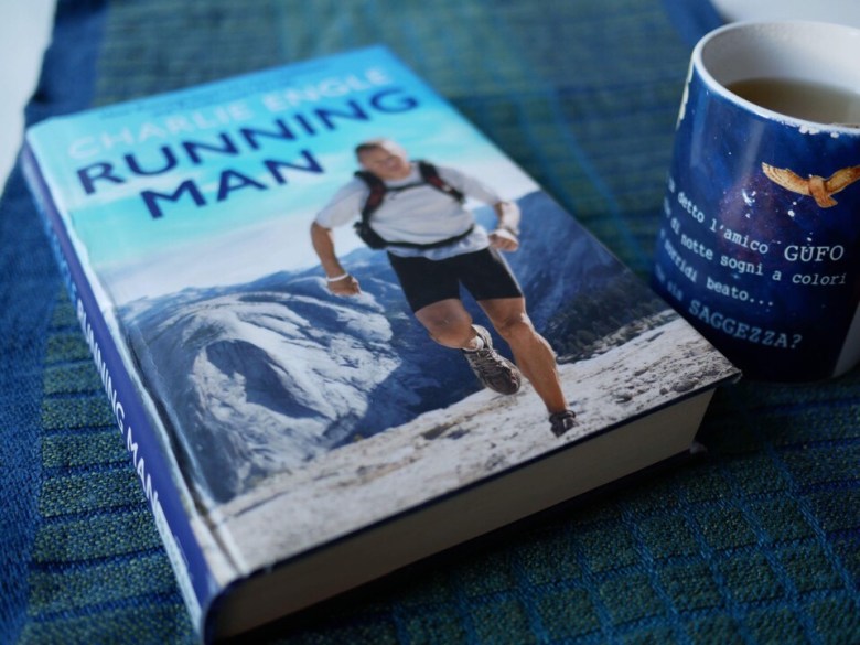 mies juoksee vuoristossa