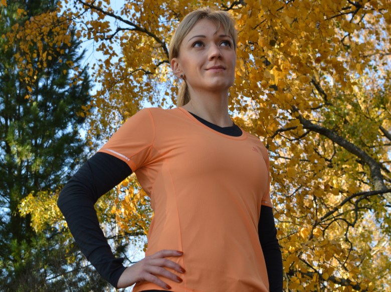 Kuva, jossa nainen katsoo kaukaisuuteen.