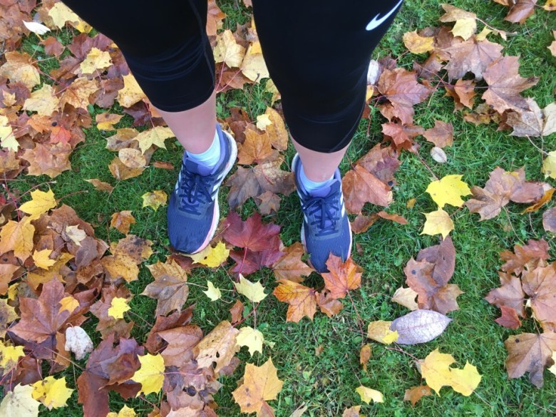 syksy vaahteranlehti ruska lenkkarit