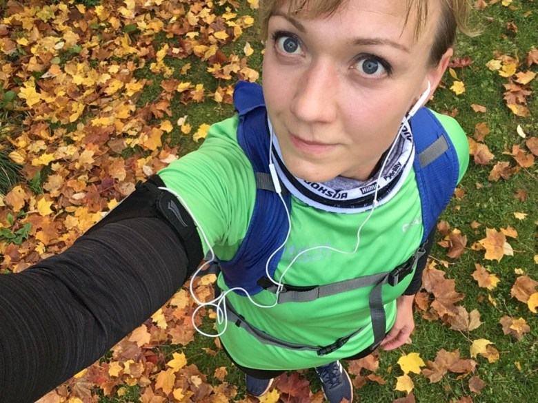 Kuva juoksijasta vaahteralehtien kanssa.