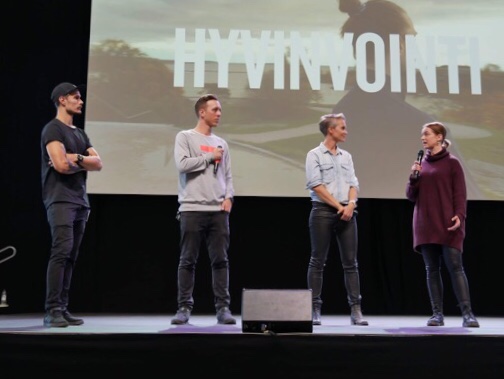 Kuva, jossa nainen puhuu mikrofoniin.