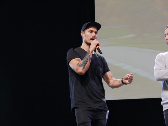 joonas laurila puhuu mikrofoniin