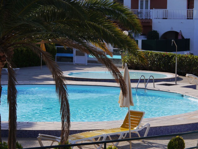 Kuva, jossa aurinkotuoli ja uima-allas.