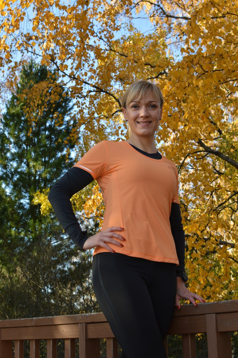 Kuva, jossa nainen katsoo kohti kameraa ja hymyilee.