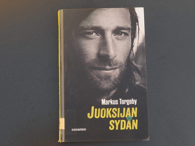 Kuva, jossa kirjan kirjoittaja katsoo suoraan kameraan.