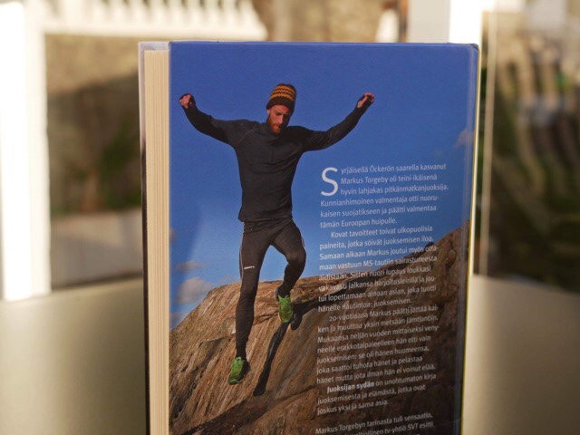 Kuva, jossa juoksija juoksee kalliolla.