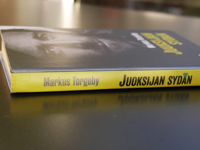 Kuva, jossa kirja on tasolla.