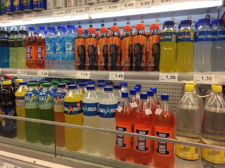 Kuva, jossa kaupan urheilujuomia.