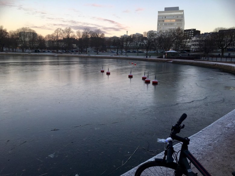 kuva, jossa talvinen merenlahti