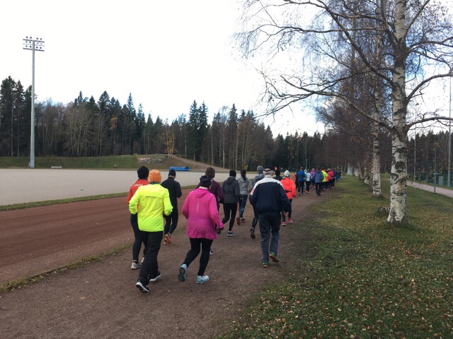 Kuva, jossa ihmiset juoksevat jonossa.