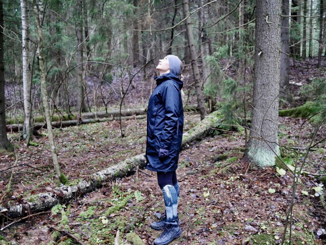 Kuva, jossa nainen katsoo taivaalle.