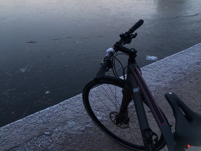 Kuva, jossa hileinen meri.