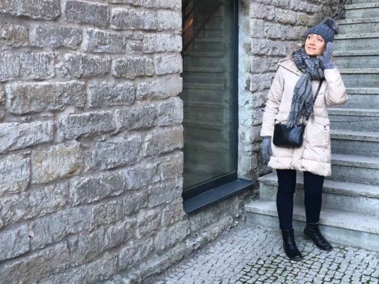 Kuva, jossa talvitakki, pipo ja hanskat.