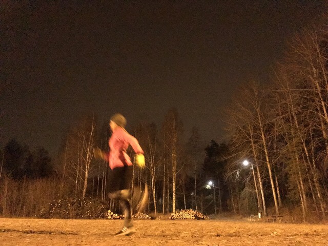 Kuva, jossa juostaan pakarajuoksua.