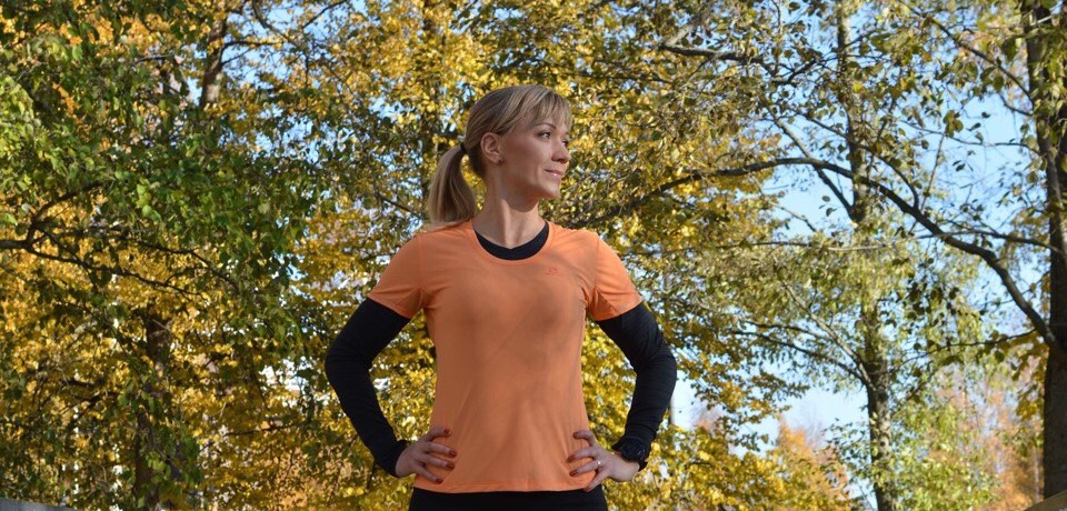 Kuva, jossa oranssi tekninen urheilupaita