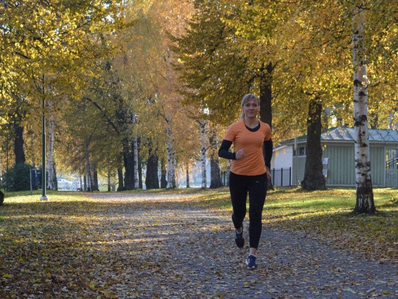 Kuva, jossa lennikas juoksuaskel.
