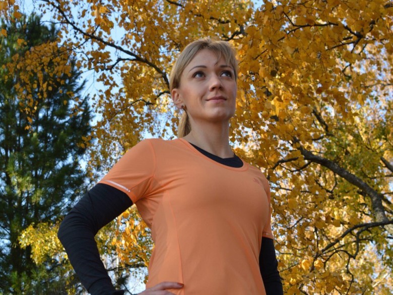 Kuva, jossa nainen haaveilee koivun alla.