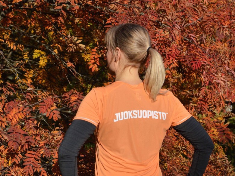 Kuva, jossa oranssi tekninen juoksupaita.