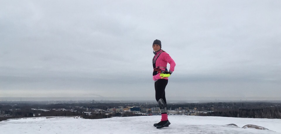 Kuva, jossa juoksija malminkartalon huipulla.