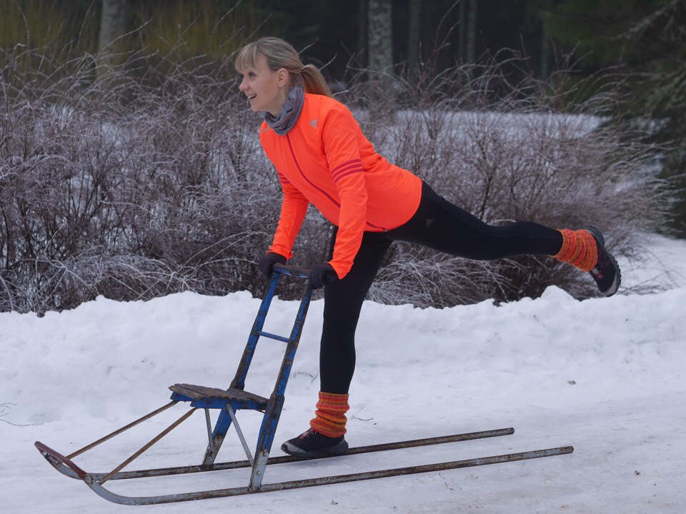 Kuva, jossa sininen potkukelkka.