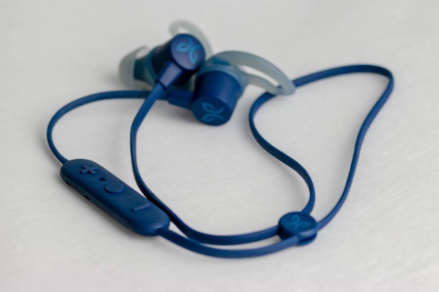 Kuva, jossa siniset bluetooth -kuulokkeet.