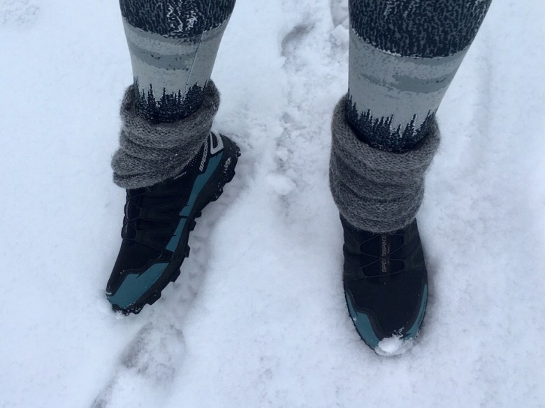 Kuva, jossa salomin nastalenkkarit lumella.