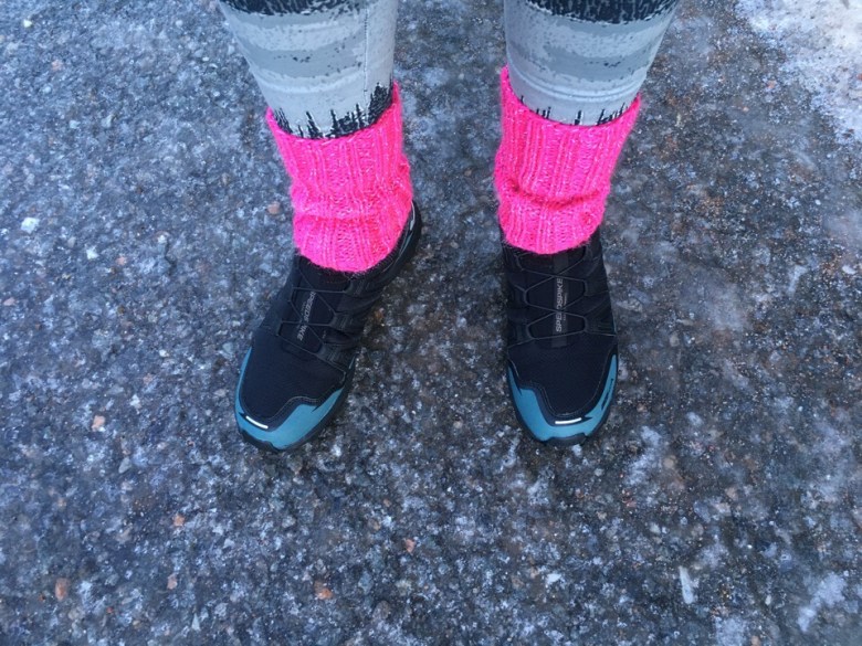 Kuva, jossa nastalenkkarit.