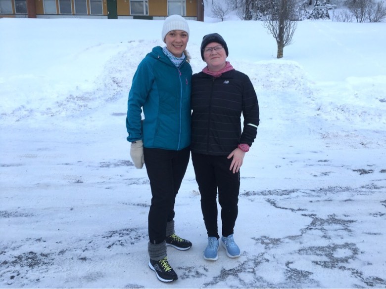 Kuva, jossa kaksi juoksjaa.