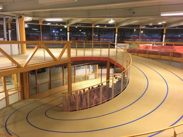 Kuva, jossa esport arenan kaksi kerrosta.