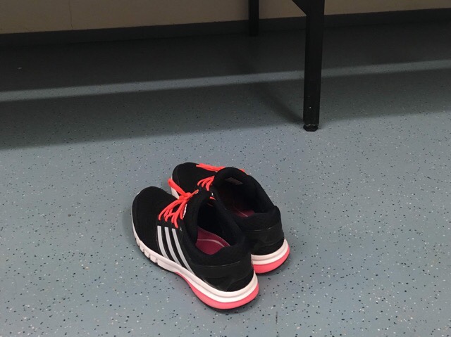 Kuva, jossa adidaksen lenkkarit