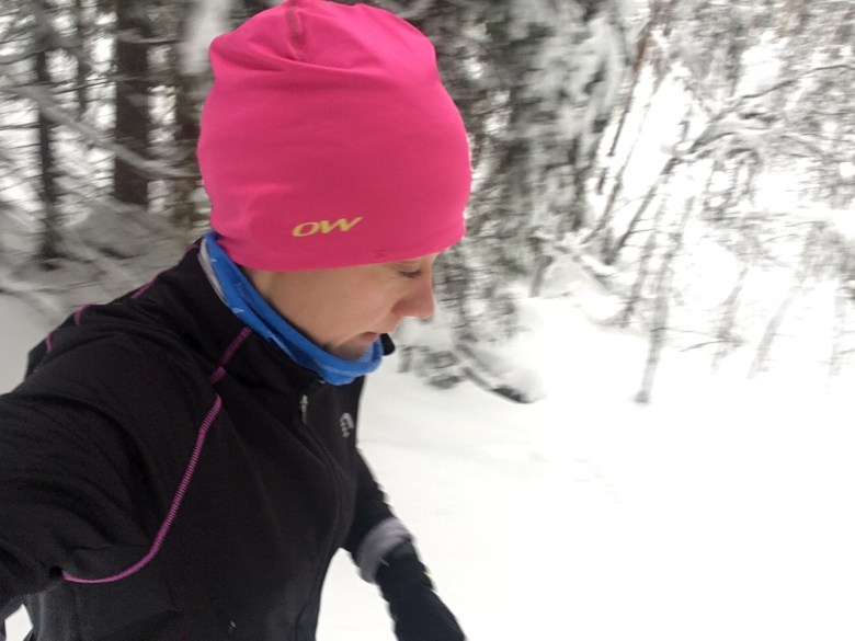 Kuva, jossa juostaan talvella.