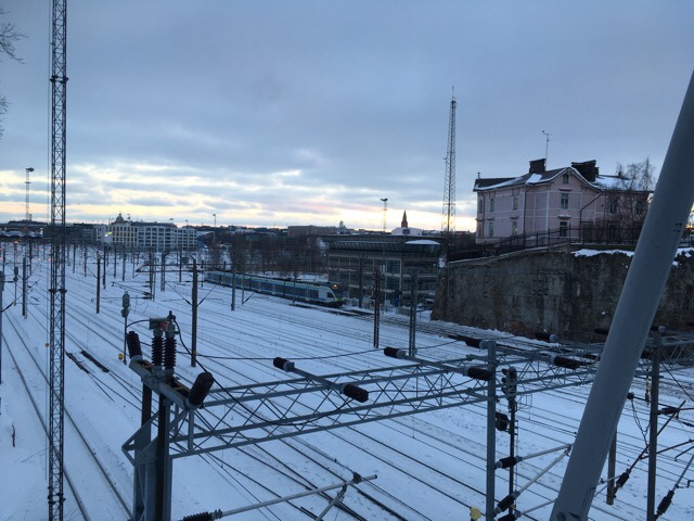 Kuva, jossa rautatiet kohti Helsinkia.