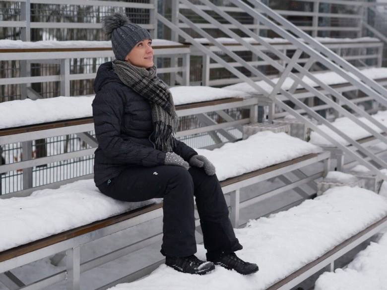 Kuva, jossa musta toppa-asu ja tupsupipo