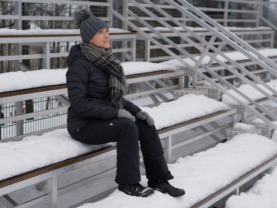 Kuva, jossa musta toppa-asu ja tupsupipo