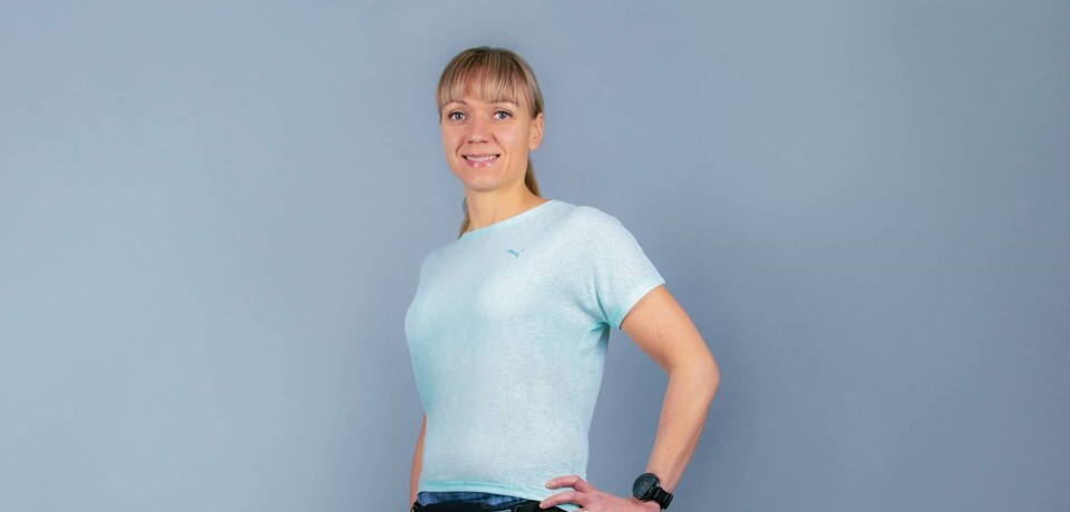 Kuva, jossa mintunsininen juoksupaita.