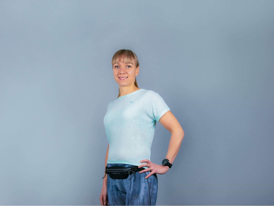 Kuva, jossa mintunsininen juoksupaita.