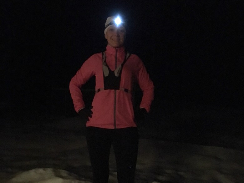 kuva, jossa juoksijalla otsalamppu