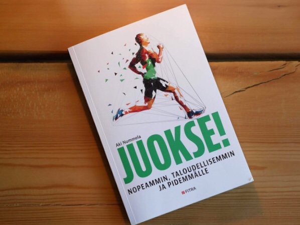 Kuva, jossa kirja puisella alustalla