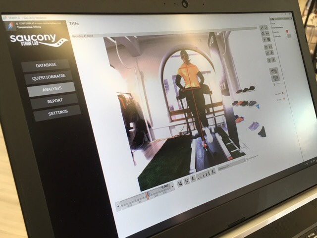 Kuva, jossa nainen juoksee juoksumatolla.