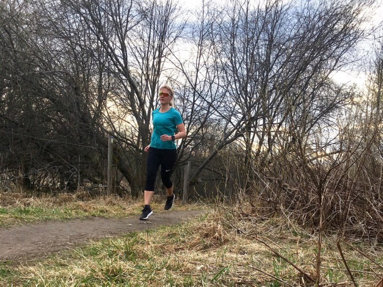 Kuva, jossa juoksija polulla.