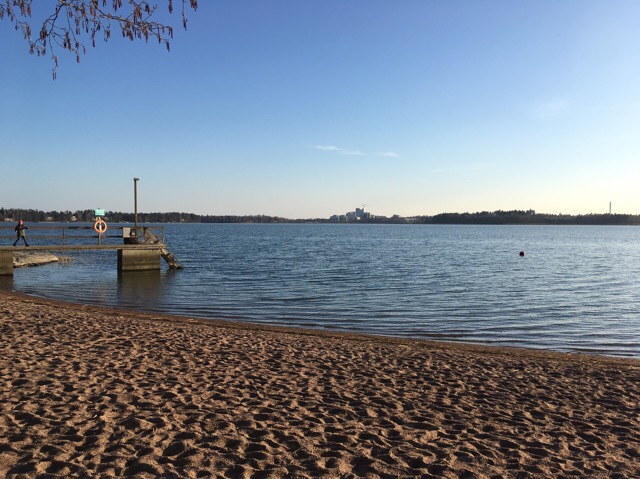 Kuva, jossa ranta ja laituri.