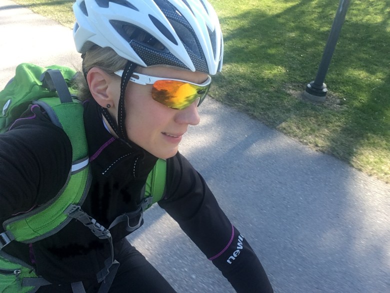 Kuva, jossa Sziols-aurinkolasit.