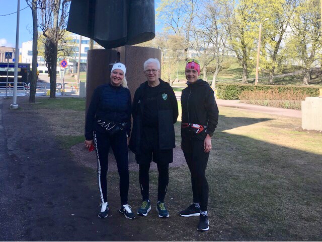 Kuva, jossa kolme juoksijaa.