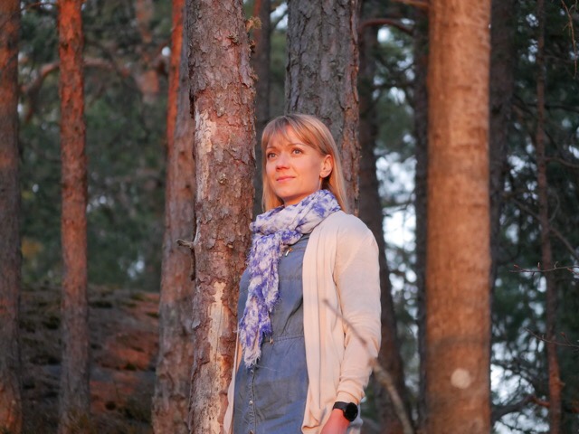 kuva, josssa nainen katsoo kaukaisuuteen