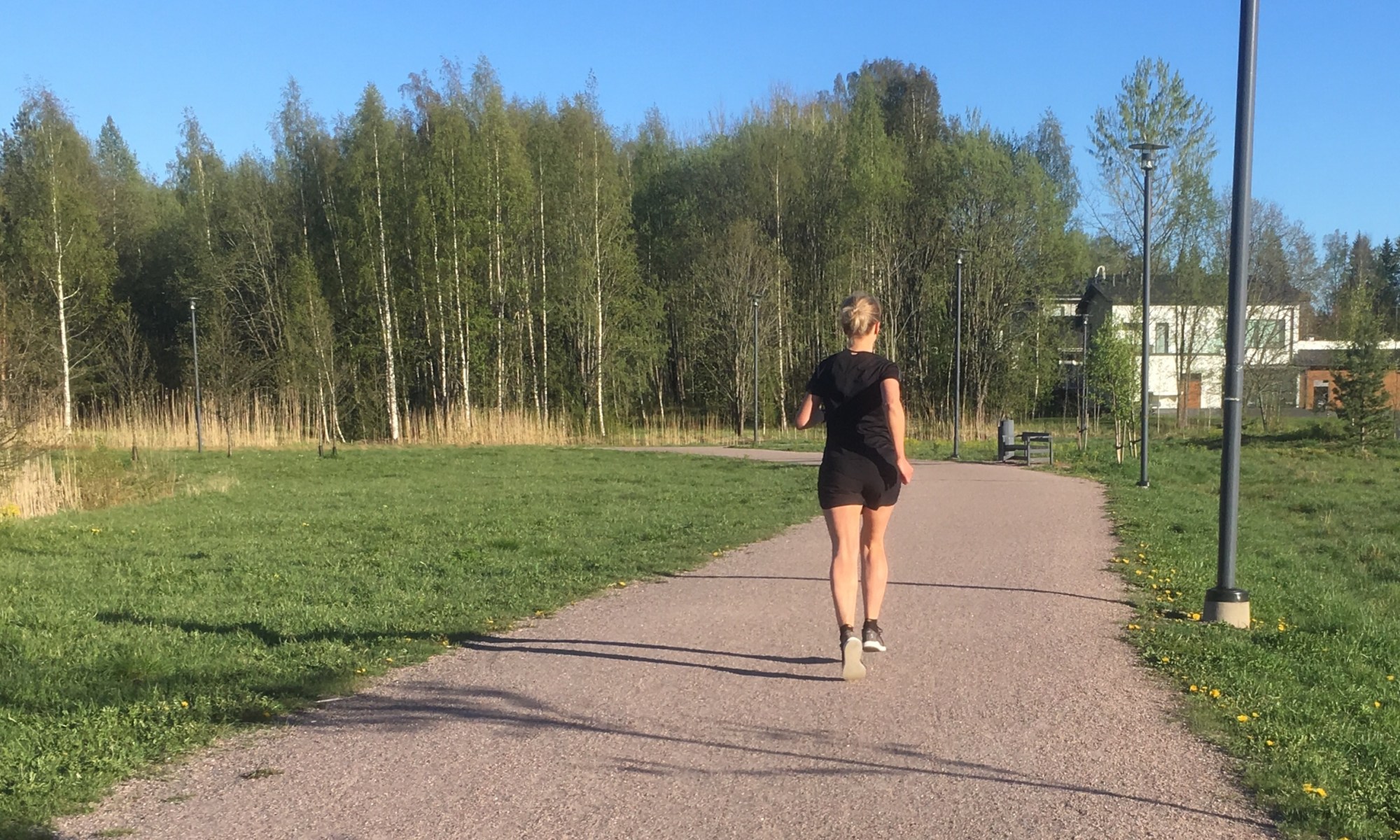 Kuva, jossa mustat juoksushortsit