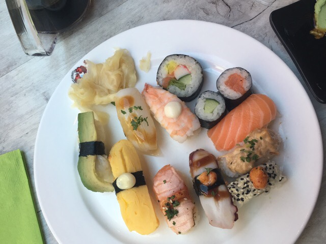 Kuva, jossa sushilajitelma