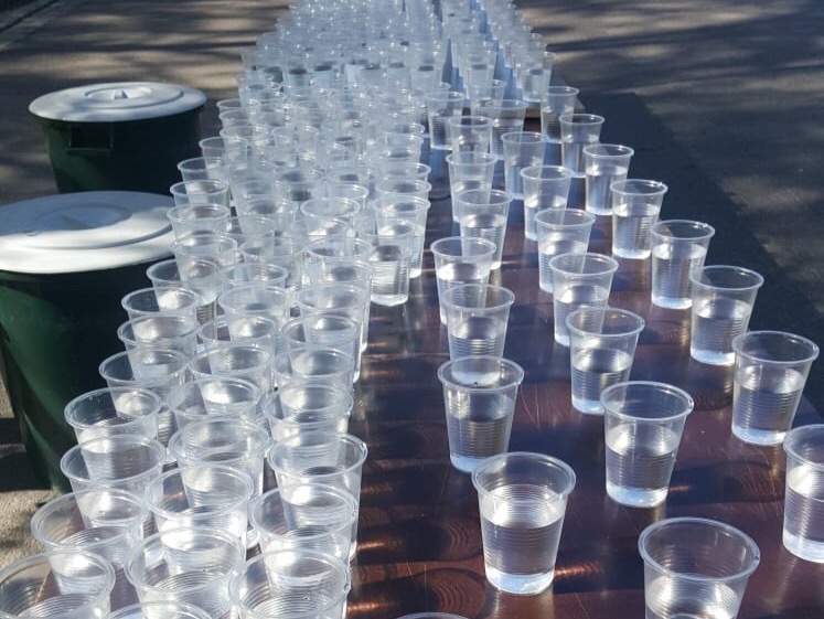 Kuva, jossa maratonin juomapiste.