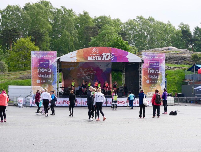 Kuva, jossa naisten kympin lava.