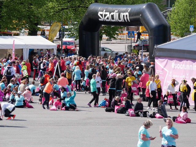 Kuva, jossa ollaan piknikilla.