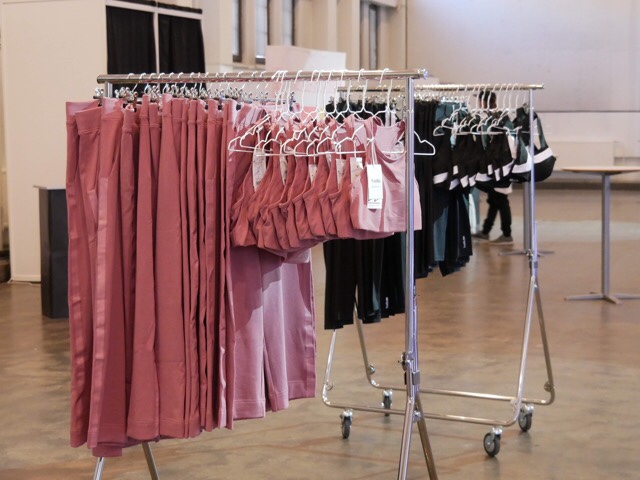 Kuva, jossa vajaamittaiser collegehousut